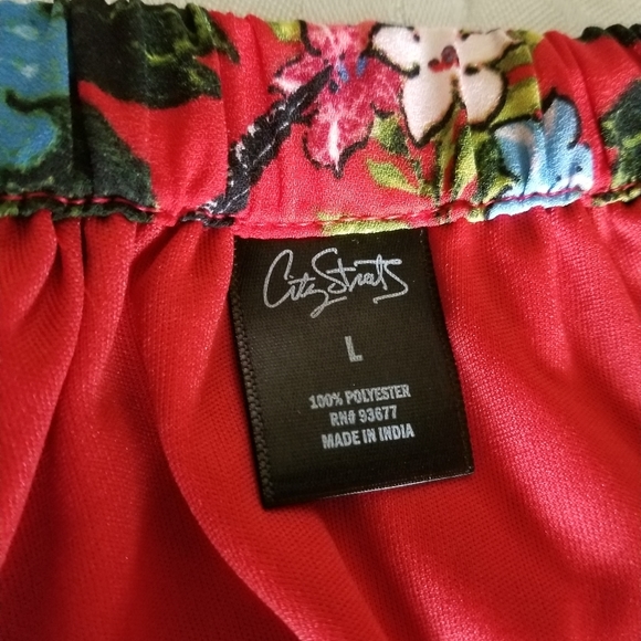 Flirty Floral Dress - Picture 3 of 5